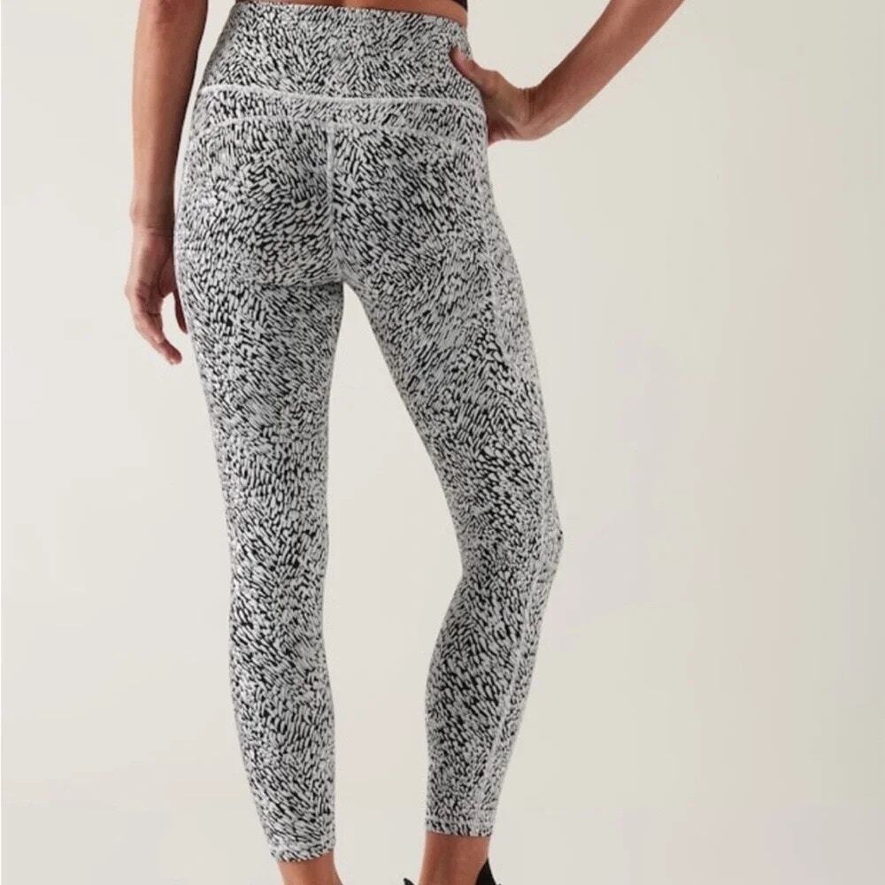 Athleta Ultimate Stash II Texured 7/8 Tight Legging Black White Pockets Medium